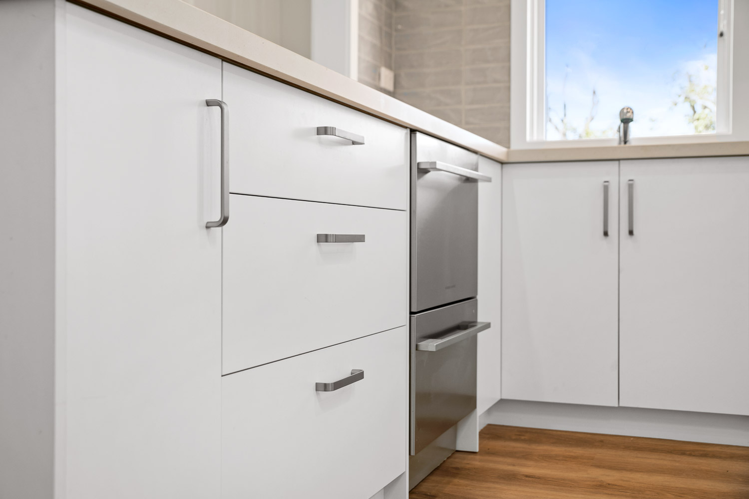 JanperEdge cabinetry in Designer White and Natural Oak